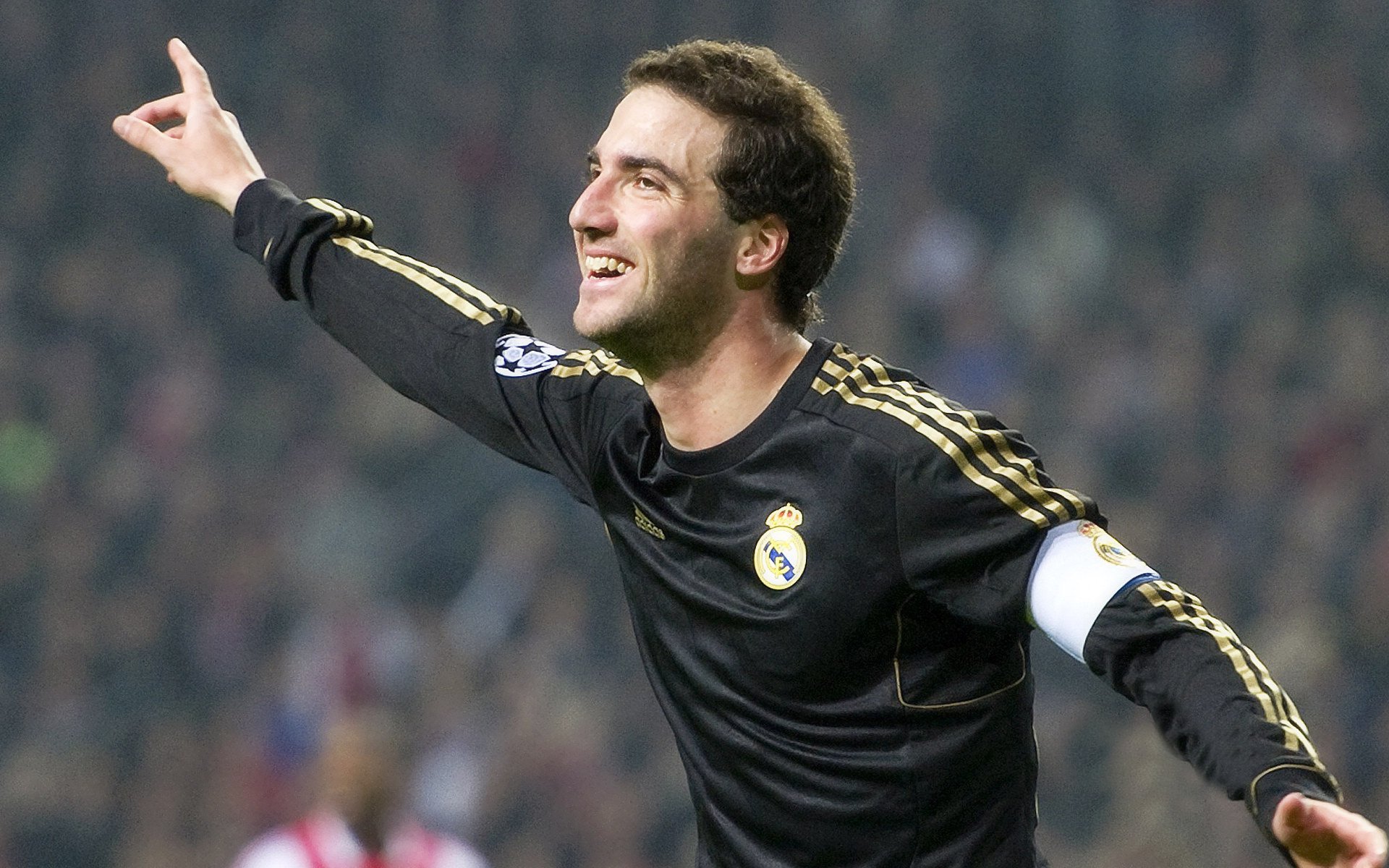 爱游戏娱乐平台-弗朗索瓦·斯图尔特：经验丰富的中场，南非队强大防线的幕后推手